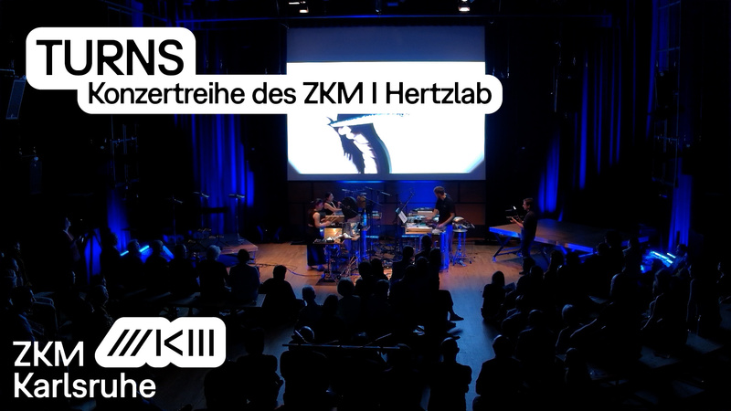 Konzertbühne mit Musiker:innen