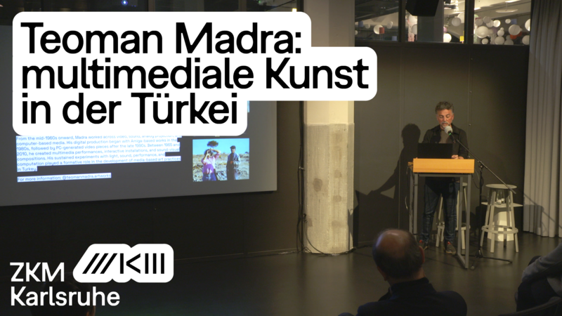 Vortrag in der ZKM Medialounge, Selçuk Artut spricht am Mikrofon