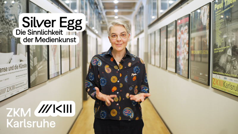 Anett Holzheit in einem Gang des ZKM