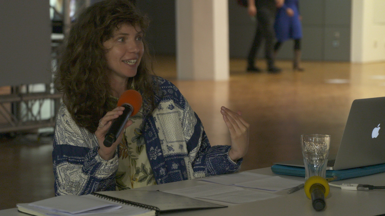 i6227_18_l89_d_gx_artisttalk_helenknowles_thumb0.jpg