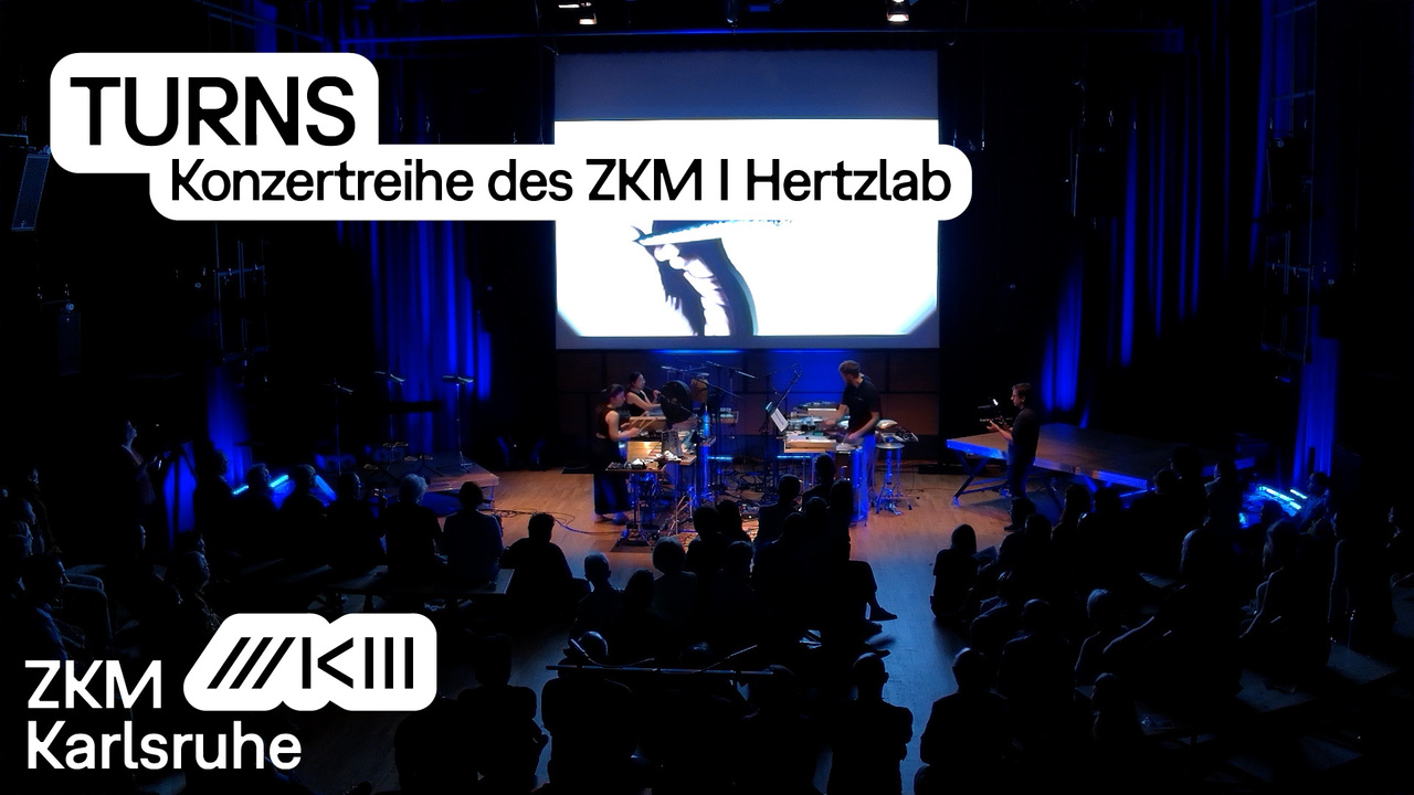 Konzertbühne mit Musiker:innen