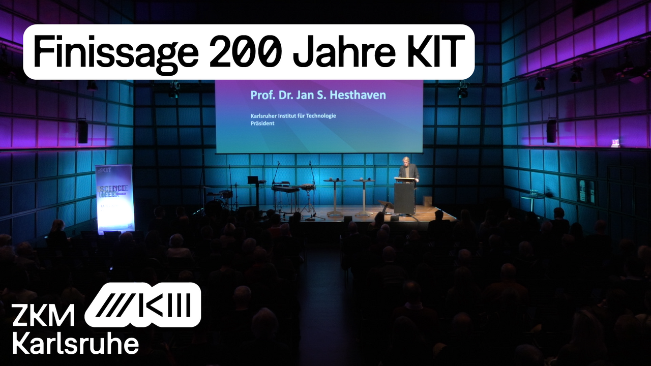 Eine Bühne mit Jan S. Hesthaven dem Präsidenten des KIT