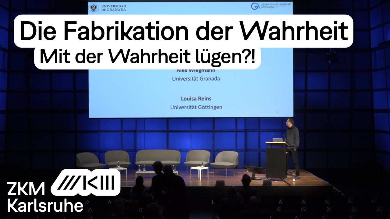 Alex Wiegmann hält einen Vortrag