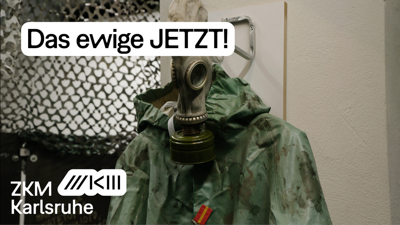 Gasmaske und grüner Schutzanzug