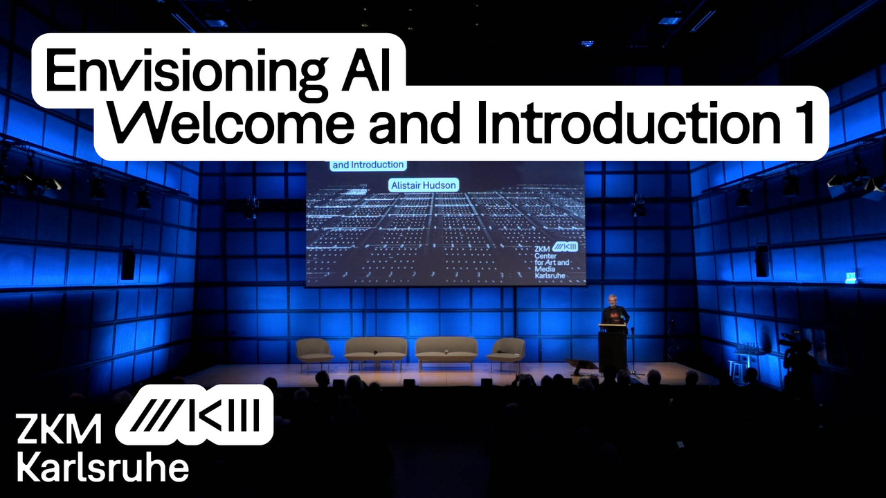 Alistair Hudson auf der Bühne im Medientheater