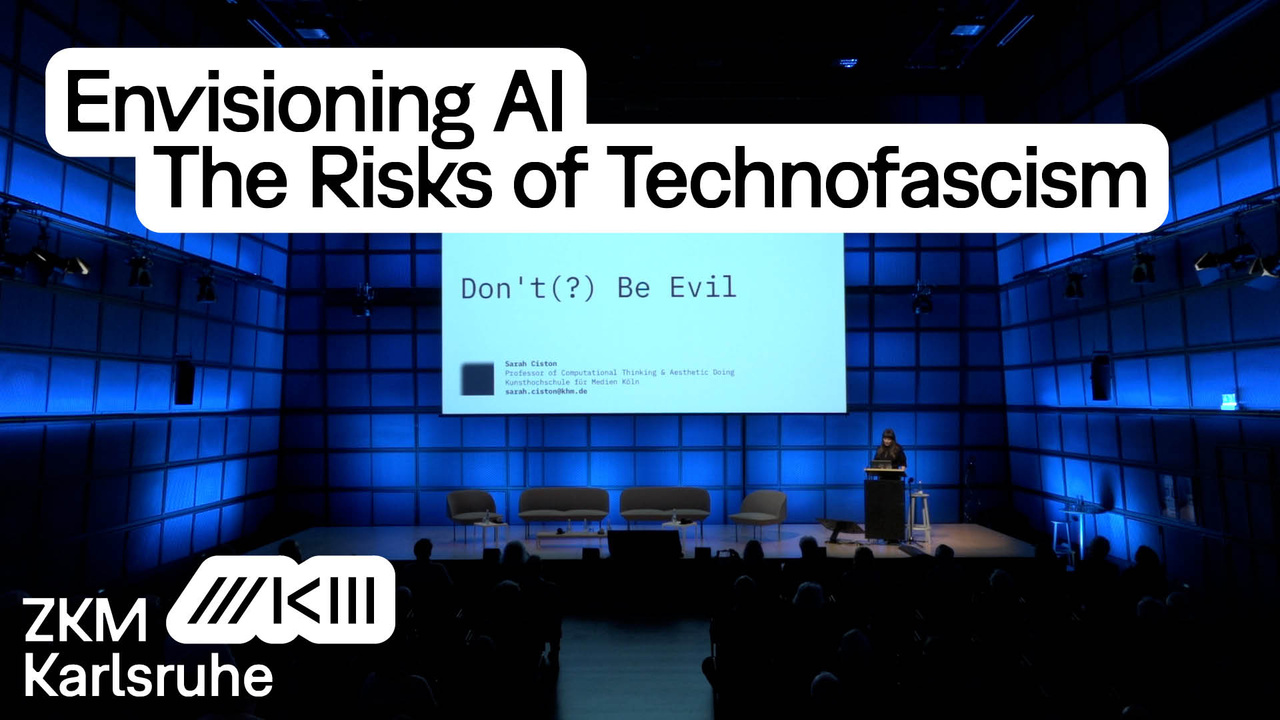 Sarah Ciston am Podiumd des Medien Theaters