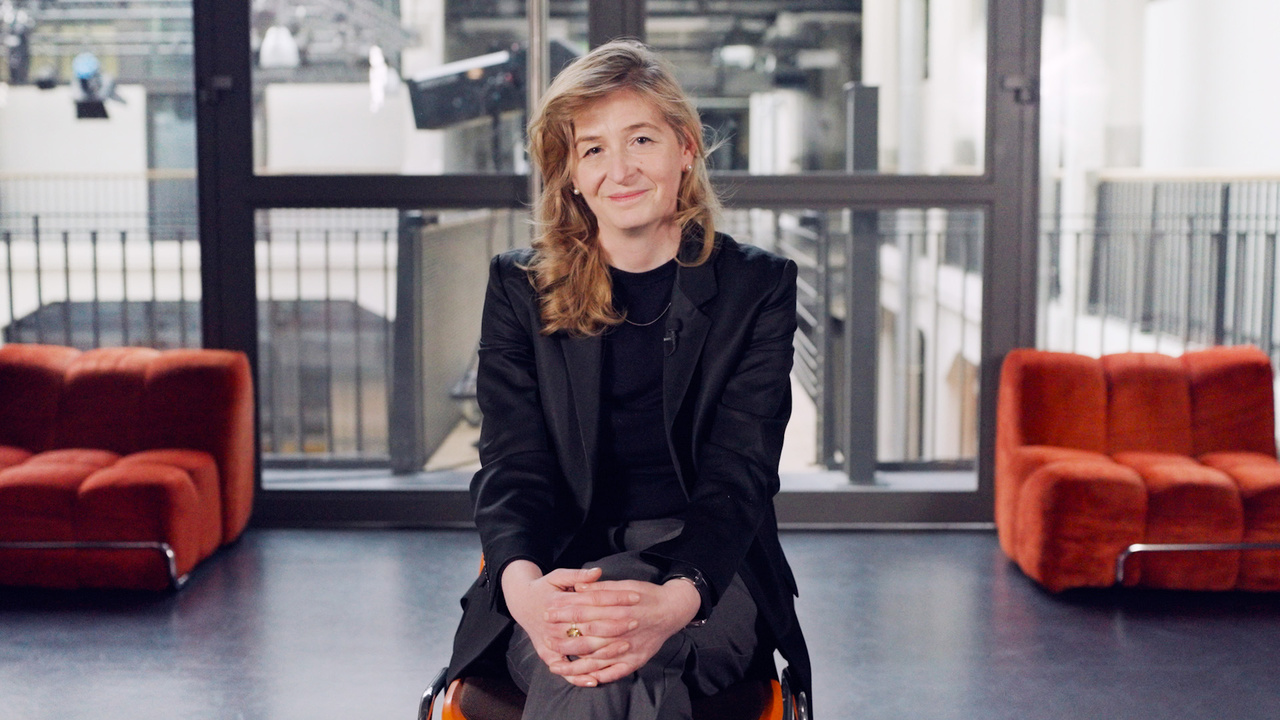 Margit Rosen sitzt in der Videolounge des ZKM Karlsruhe
