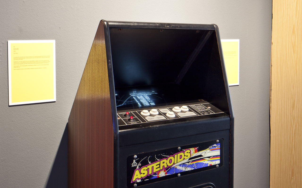 A gaming machine with the label »Asteroids«