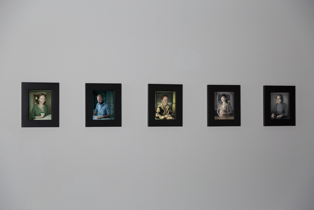 Fünf einzeln eingerahmte Porträts von verschiedenen Personen.