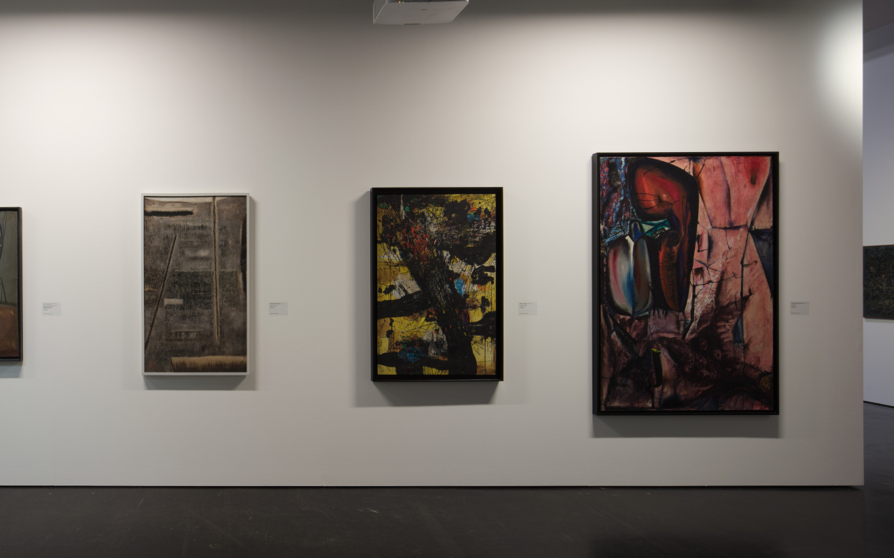 Blick in die Ausstellung »Kunst in Europa 1945-1968« mit fünf Gemälden.
