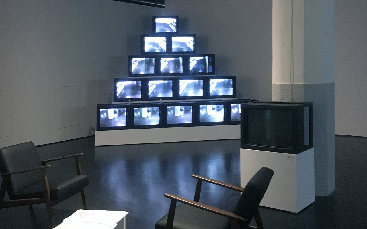 Blick in die Ausstellung »Radical Software«: Blick auf die Videoinstallation »Track Trace« von Frank Gillette.