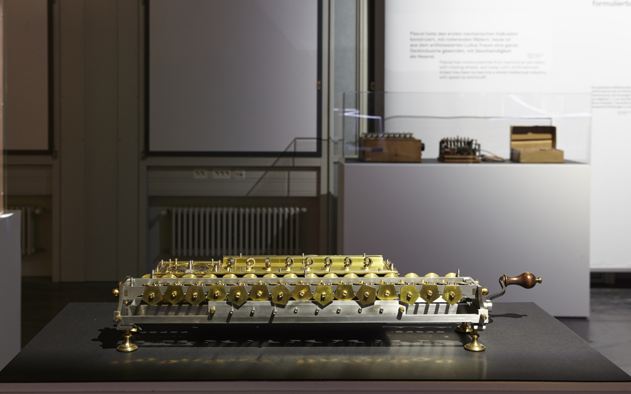 Nikolaus Joachim Lehmann, »Leibniz’ calculating machine from 1690–1720 (replica)«, 1995