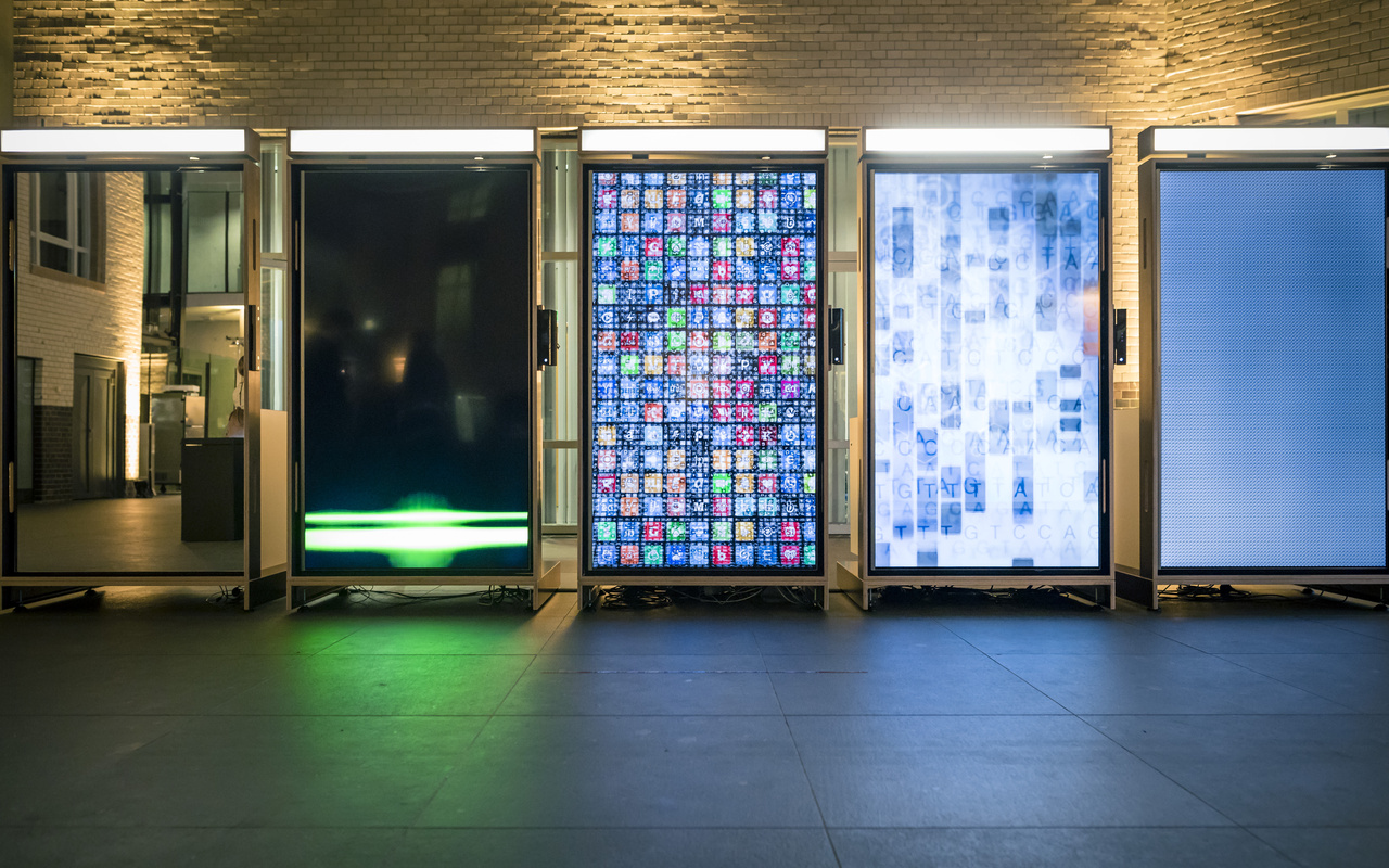 Vier große Displays, die den Besucher als Code darstellen können.