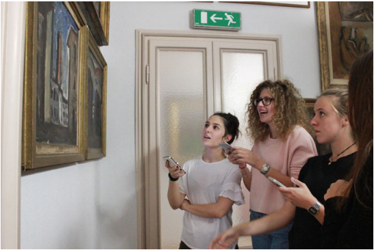 Museumsbesucher nutzen mit ihren Mobiltelefonen das Chat Game der Case Museo di Milano