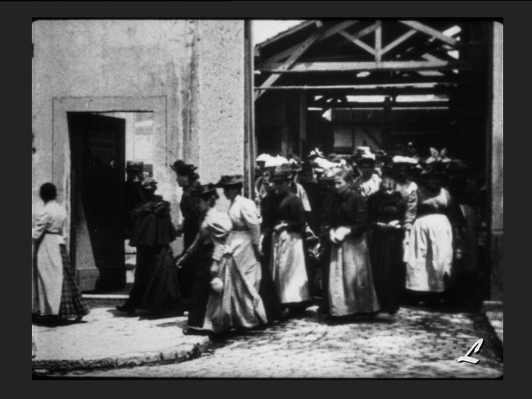 Arbeiter verlassen die Lumière-Werke
