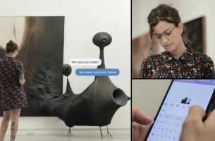 Museumsbesucherin kommuniziert via Smartphone mit dem Museumsbot