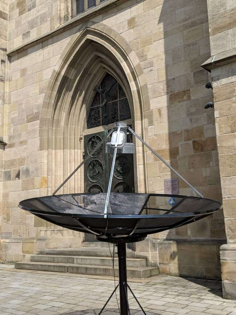 Radio telescope on the forecourt oft he Esslingen church on occasion of the first performance of »Fantasie#1« (2019) for radio telescope, artificial intelligence and self-playing organ of duo Quadrature in collaboration with Christian Losert