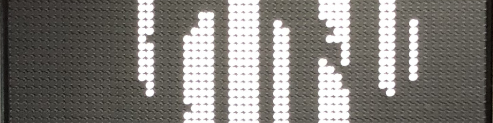 Zu sehen sind weiße, in dickeren und dünneren Streifen angeordnete weiße Punkte vor schwarzem Hintergrund. 
