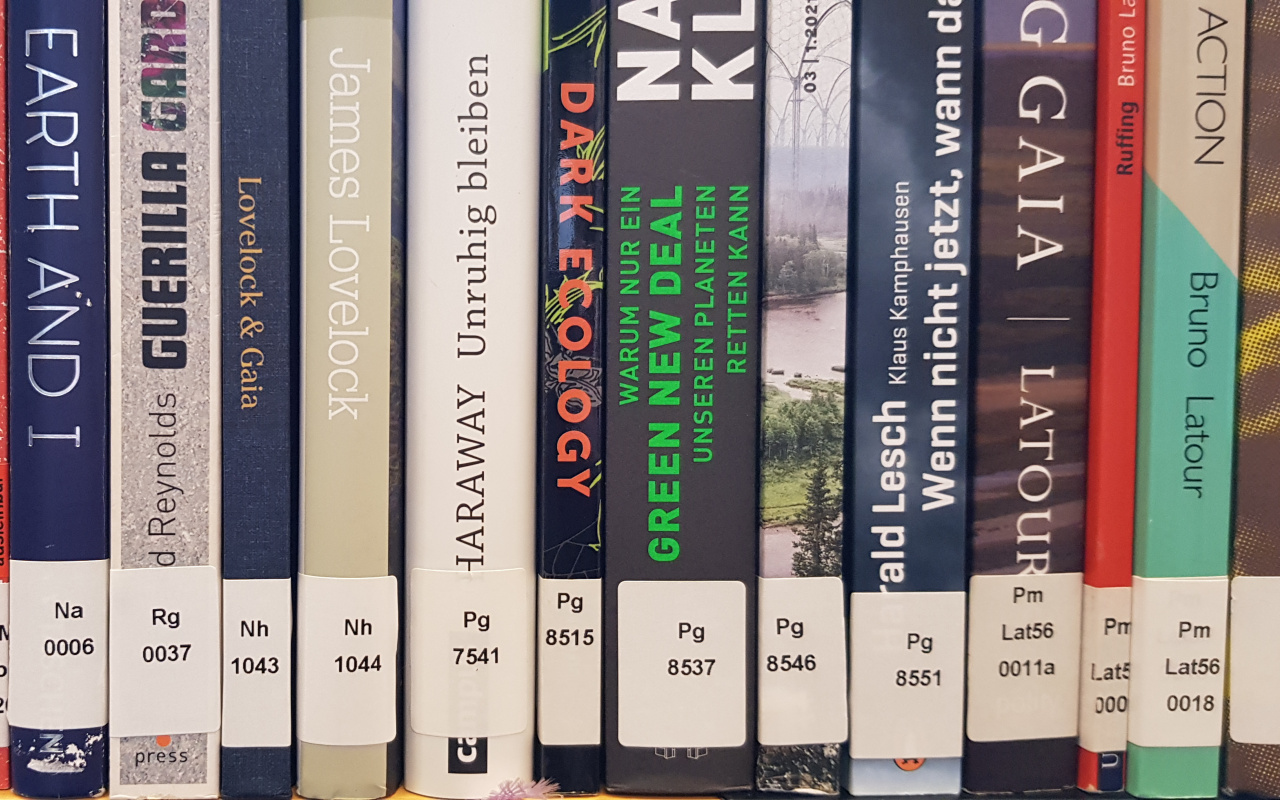 Bücher zur Ausstellung Critical Zones in der Bibliothek