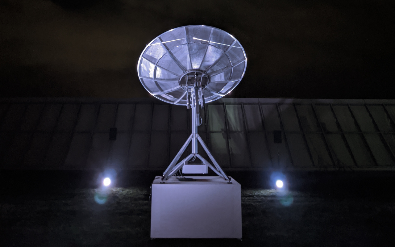 Radioteleskop bei Nacht.