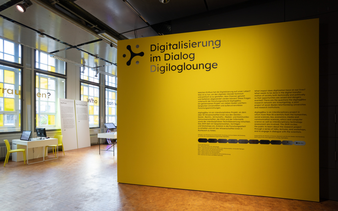 Gelbe Wand am Eingang des Ausstellungsbereichs