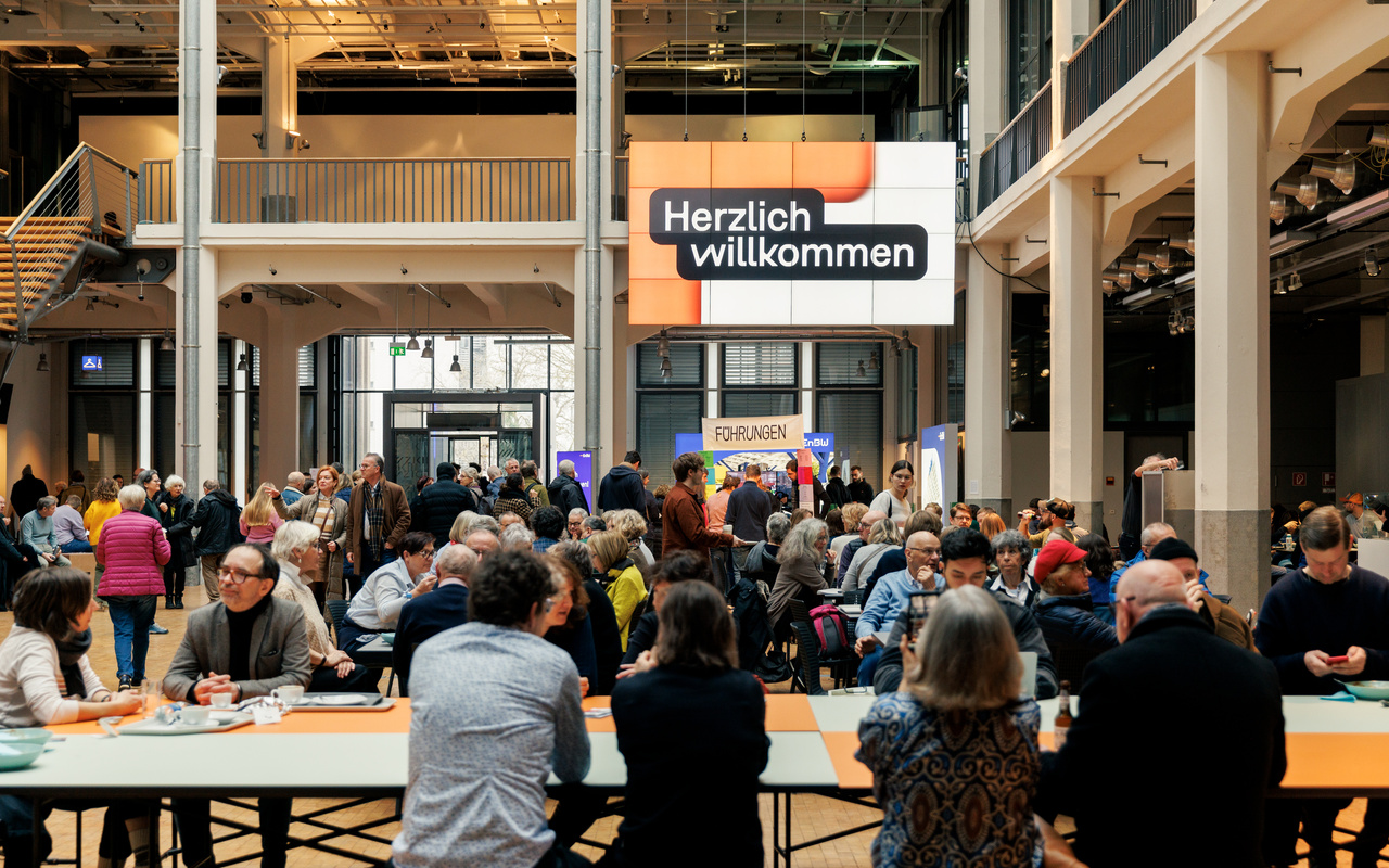 Das Bild zeigt das menschengefüllte Foyer des ZKM.