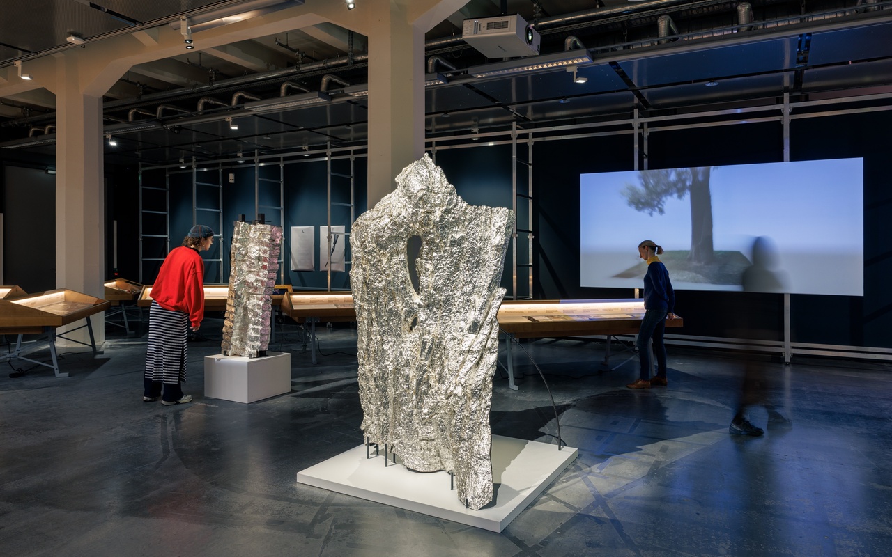 Das Bild zeigt Ausstellungsstücke der Konferenz »Matters of Evidence«