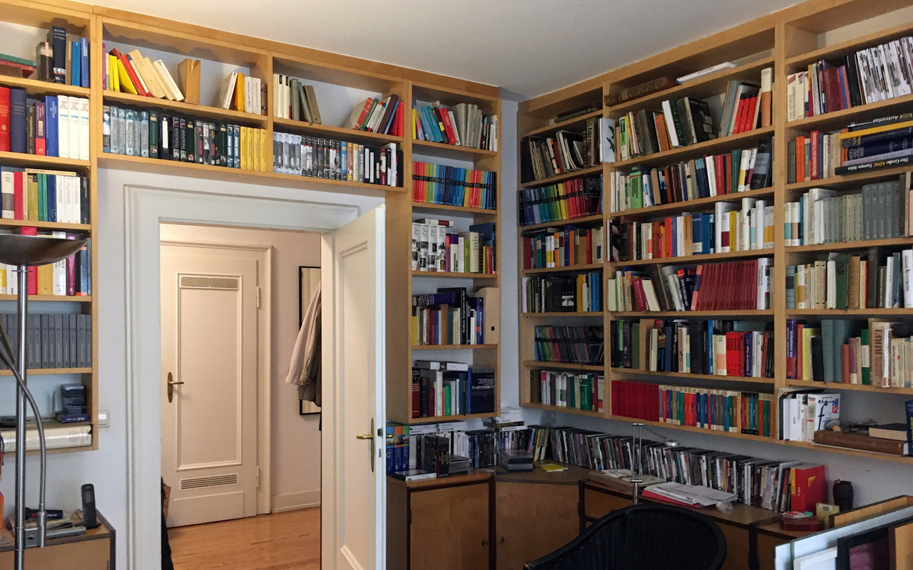 Blick auf eine Tür umgeben von Bücherregalen