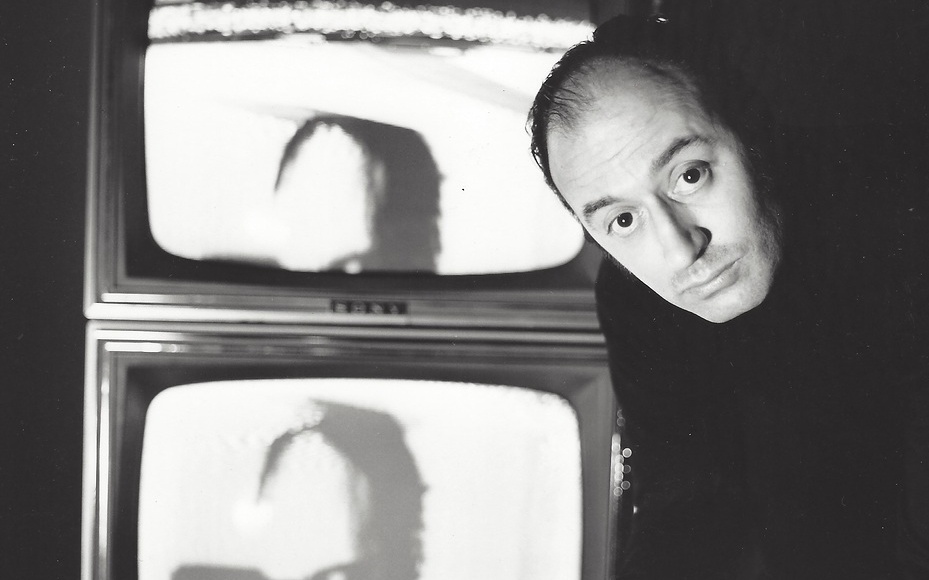 Aldo Tambellini in front of his work »The Black Gate«, 1967