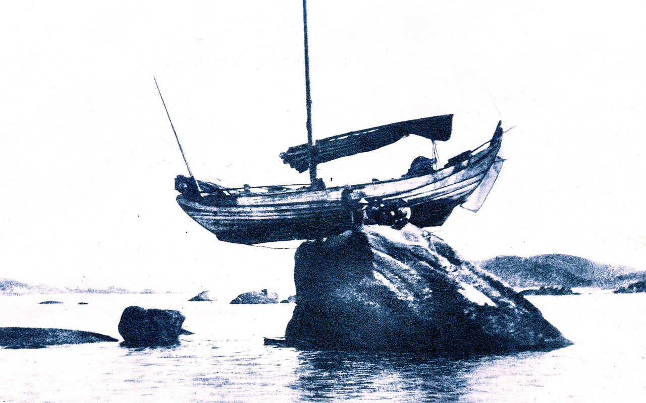 Ein Boot ist auf einem Felsen gestrandet