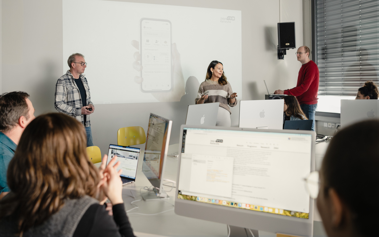 Zu sehen sind mehrere Personen in einem Meeting.