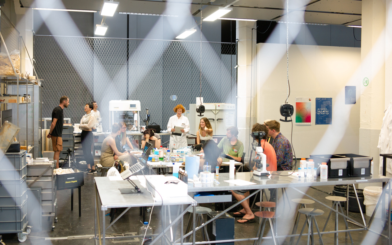 Zu sehen sind Studierende im Bio Design Lab. 