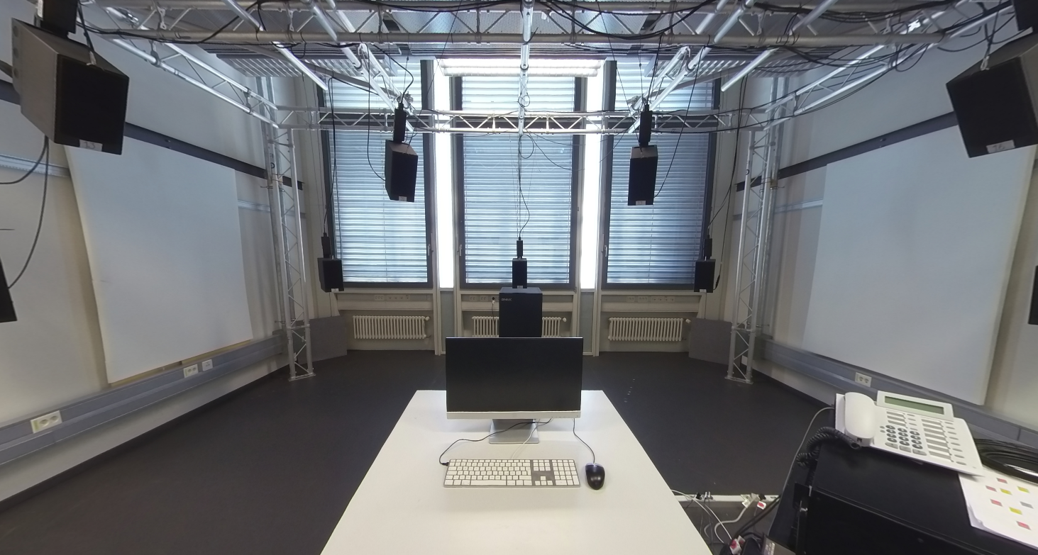 Tonstudio mit in einer Kugel angeordneten Lautsprechern