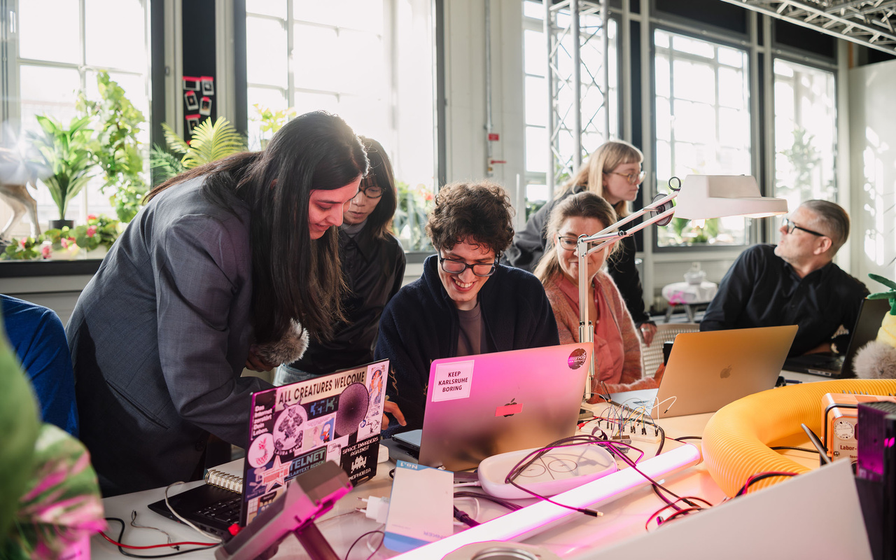 Zu sehen sind mehrere Personen mit Laptops. 