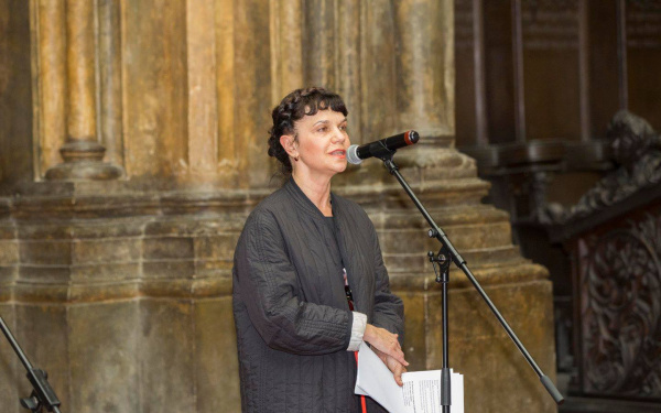 Marina Loshak, die Direktorin des Puschkin Museums, hält ihre Eröffnungsrede
