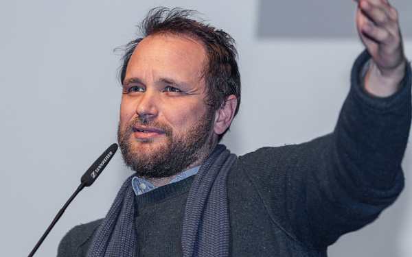 The photo shows Tomás Saraceno during his presentation at the Frei Otto Symposium.