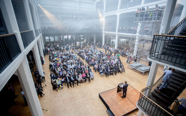 Speech of Karlsrue mayor in front of a crowd