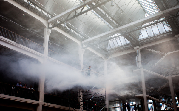 Eine Person steht in einer Wolke