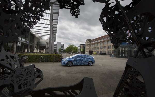 Ein blaues Auto auf dem ZKM_Vorplatz