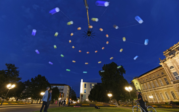 Ein riesiger bunter Kreisel im Karlsruher Nachthimmel