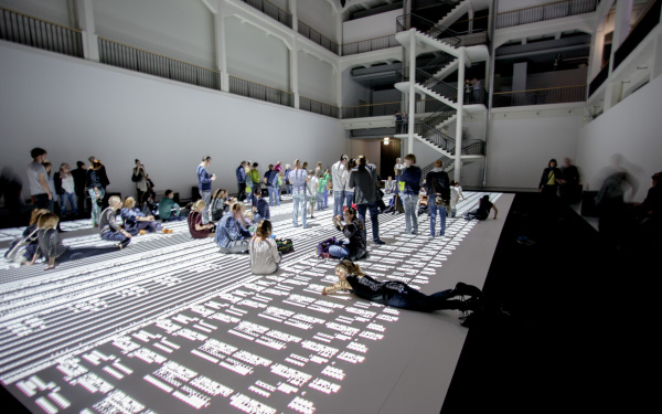 Menschen bei der Eröffnung der Ausstellung micro | macro von Ryoji Ikeda im ZKM