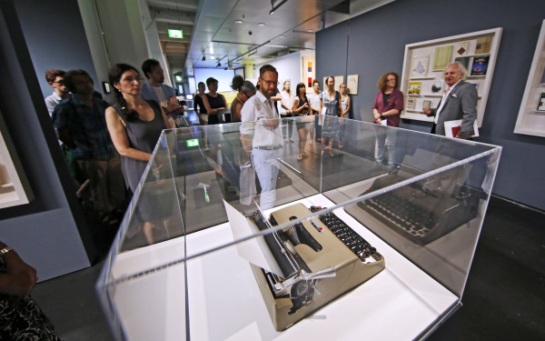 Ausstellungsansicht: Schreibmaschine in Vitrine