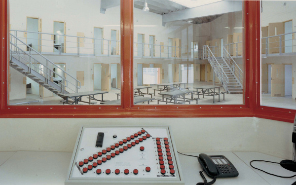 Blick aus einem Kontrollraum in einem Gefängnis