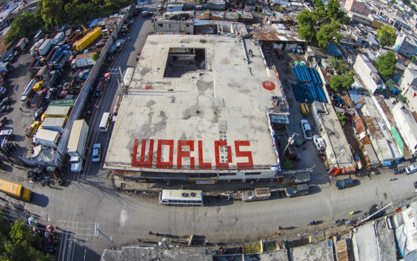 Auf einem Dach steht in roten Buchstaben »WORLDS«