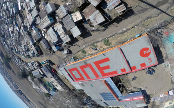 Das Wort "One" in roten Buchstaben auf einem Dach