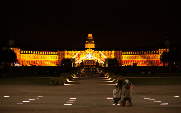 Das Karlsruher Schloss in gold getaucht