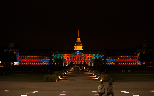 Die Karlsruher Schlossfassade in buntem Licht