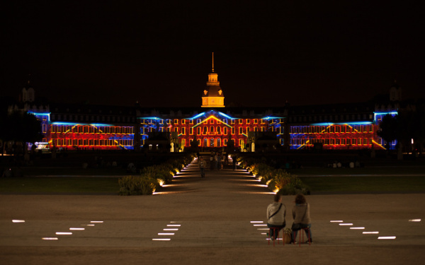 Die Karlsruher Schlossfassade in buntem Licht