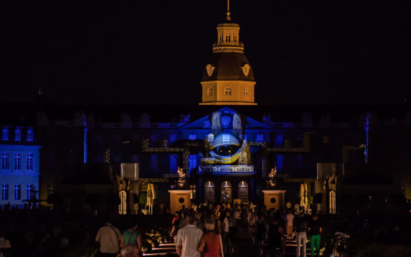 Das Karlsruher Schloss in buntem Licht