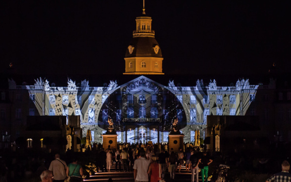 Das Karlsruher Schloss in buntem Licht